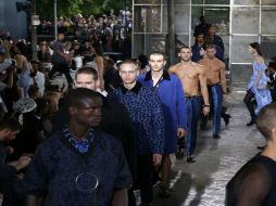 Givenchy presenta su colección donde el algodón azul vuelve a marcar su presencia. AFP / F. Guillot