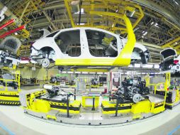 La clave. La proveduría de autopartes es una de las industrias de mayor crecimiento en México. AFP / ARCHIVO