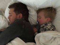 En la fotografía compartida en redes sociales por Lopilato, aparecen Noah (der.) y su padre mientras duermen. TWITTER / @lulopilato