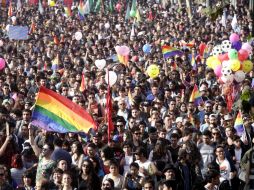 Los manifestantes tenían un ambiente festivo lleno de lentejuelas, música, glamour y banderas multicolor. EFE / S. Silva