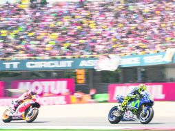 De alarido. El italiano Valentino Rossi (der), líder del Mundial, se impuso en un intenso duelo al español Marc Márquez (izq). AP / V. Jannink