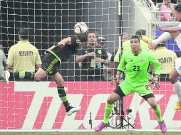El delantero tapatío, Javier 'Chicharito' Hernández (izq.), remató así para igualar el encuentro. AP /  P. Ebenhack