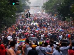 En la multitud, coloridas pelucas, banderas, carteles alusivos al 'amor': la Gay Pride era fiel a su extravagancia tradicional. AFP / J. Sawad