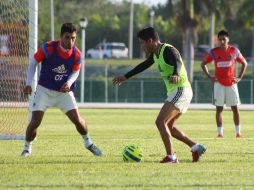 En la parte final del entrenamiento realizaron trabajo futbolístico en una mitad de la cancha. ESPECIAL / chivasdecorazon.com.mx