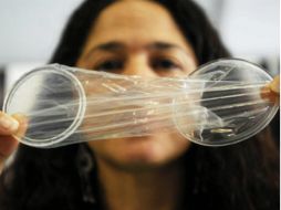 Se trata de una funda transparente hecha de poliuretano, con dos anillos de plástico uno en cada extremo. EFE / ARCHIVO