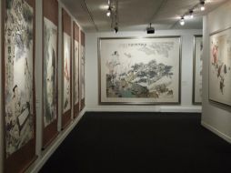 La muestra incluye personas y paisajes; pasando por flores o cuadros que transmiten un mensaje a través de caligrafía china. EFE / L. Serrano