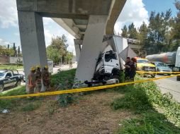 El hecho vial ocurrió poco antes de las 14:00 horas a la altura del aeropuerto en dirección hacia Guadalajara. ESPECIAL /
