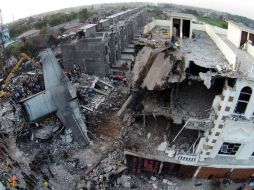 El avión militar, de 51 años, cayó en un área residencial provocando daños en edificios e incendiando vehículos. AP / Y. Lesmana