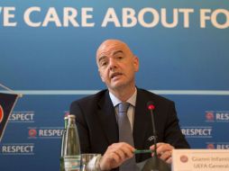 El secretario general de la UEFA, Gianni Infantino, asegura que perseguirán y expulsarán a aquellos capaces de arreglar partidos. AFP / J. Klamar