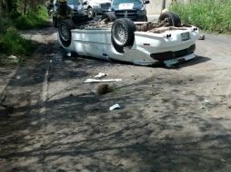 Según la Policía Municipal, el auto era conducido a exceso de velocidad cuando el conductor perdió el control del vehículo. ESPECIAL /