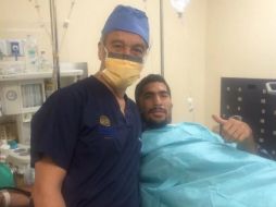 El jugador de las Chivas Rayadas (der.) acompañado por el médico Rafael Ortega, quien fue se encargó de la cirugía. TWITTER / @jairpereira16