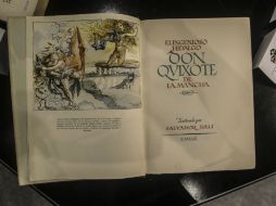 Ejemplares como la primera edición en México o ilustrados por Salvador Dalí forman parte de la muestra. EL INFORMADOR / F. Atilano
