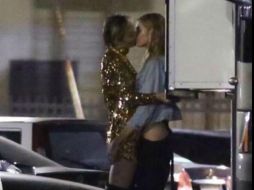 En una de las fotografías que se ve que Maxwell toca el trasero de Cyrus. TWITTER / @MileyCyrus_es