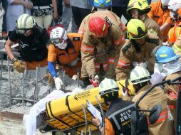 Bomberos sospechan que el accidente tuvo lugar cuando varios operarios llevaban a cabo trabajos de soldadura. EFE / Yonhap