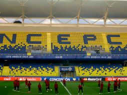 Elementos de la Selección de Perú trabajan en el Estadio Ester Roa Rebolledo. EFE / O. Villarroel