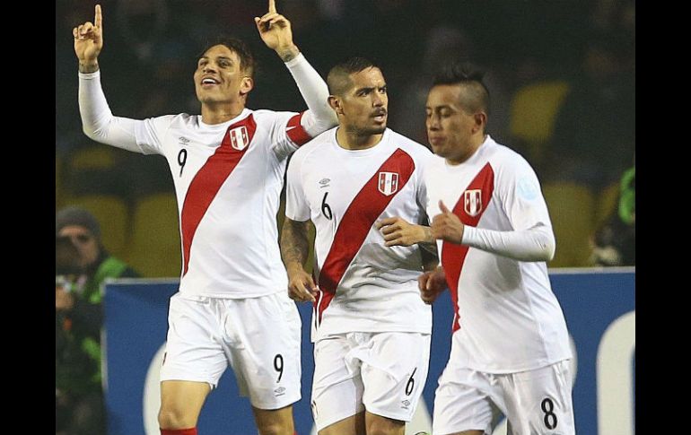 Paolo Guerrero sella la victoria al minuto 87 del partido en el estadio Alcaldesa Ester Roa Rebolledo. EFE / O. Villarreal