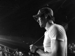 Enrique Iglesias se muestra eufórico, corre por todo el escenario y por el pasillo que lo divide del público,además de bajar con fans. TWITTER / @AuditorioMx