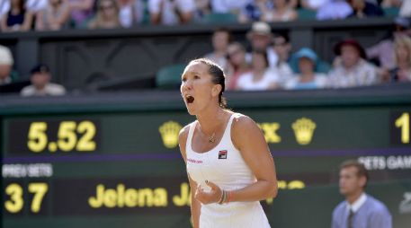 La serbia Jelena Jankovic juega por 3-6, 7-5 y 6-4, en dos horas. EFE / G. Penny