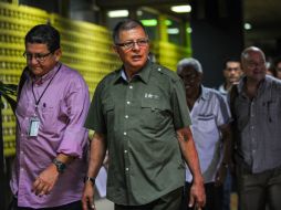 Los comandantes de las FARC, Rodrigo Granda (centro) y Pablo Catatumbo (izq.), llegan al Palacio de Convenciones en La Habana. AFP / ARCHIVO