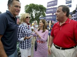 Mitt Romney  y Ann Romney (izq.) conversan con el gobernador de Nueva Jersey, Chris Christie (der.) y su esposa Mary Pat Christie. AP / M. Schwalm