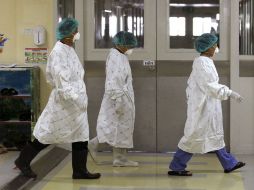 Un médico es el reciente contagiado del síndrome respiratorio de Oriente Medio. AP / ARCHIVO