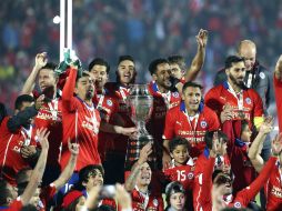 La selección chilena celebra con el trofeo de la Copa América 2015, tras vencer a la selección de Argentina en penales. EFE / M. Ruiz