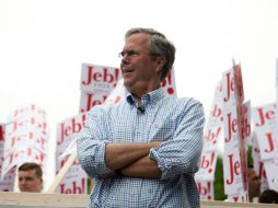 Jeb Bush participa en un desfile por el Día de la Independencia de EU en el estado de Nuevo Hampshire. AFP / K. Szymczak