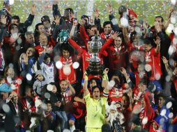 El capitán de la Roja, el arquero Claudio Bravo, levanta por primera vez el trofeo que acredita a Chile como campeón de la Copa América EFE / J. Cárdenas