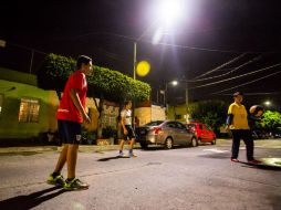 Una sola lámpara ilumina más de una cuadra con luz blanca. EL INFORMADOR / P. Franco