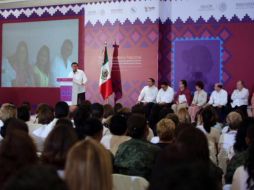 Osorio Chong reconoció el esfuerzo de aquellos docentes que se han esforzado por mejorar. TWITTER / @osoriochong