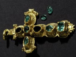 En la imagen se aprecia una cruz de oro con esmeraldas que podría venderse de 40 mil a 50 mil dólares. EFE / Cortesía