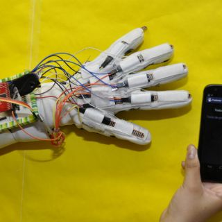 Crean en México guante que traduce el lenguaje de los sordomudos