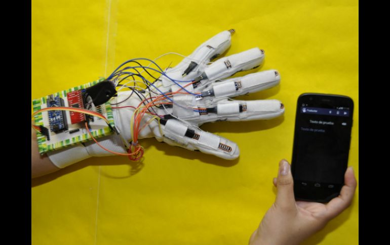 Con él se forman palabras y frases que son transmitidas Bluetooth a un dispositivo móvil con una aplicación precargada. EFE /