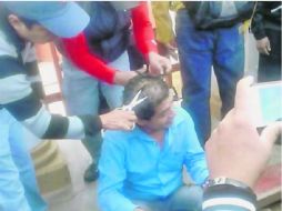 A los maestros les cortaron el pelo y los grabaron para difundir los videos en redes sociales. ESPECIAL /