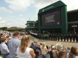 El partido en el All England Club inició más tarde para unirse a la muestra de respeto. EFE / S. Dempsey