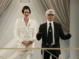 Lagerfeld propone futuras versiones de conjuntos para la próxima temporada de frío. AFP / P. Kovarick