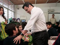Aristóteles inició con la entrega de paquetes escolares en la Escuela Secundaria Técnica 24. TWITTER / @AristotelesSD