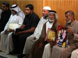 Familiares de los soldados escuchan la sentencia a los yihadistas en el Tribunal Penal de Bagdad. AP / K. Kadim