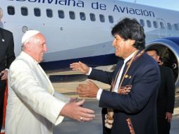 El Papa Francisco junto al presidente boliviano Evo Morales a su llegada al aeropuerto de El Alto. EFE / Agencia Boliviana de Información