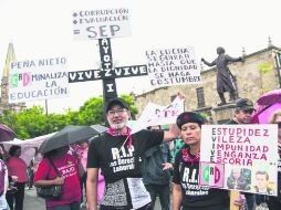 Los maestros organizados del Frente Único de Lucha Magisterial marcharon el sábado y terminaron con un mitin en la Plaza de Armas. EL INFORMADOR / P. Franco