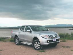 Al día. El nuevo frente delata parte de su evolución física, sin embargo la mejora se nota en sus capacidades para la carga. ESPECIAL / Mitsubishi