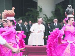 El Papa, acompañado del presidente Horacio Cartes, observa a bailarines, en el aeropuerto Silvio Pettirossi. EFE /