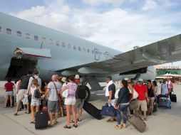 Se recomienda financiar el transporte con una tarjeta de crédito ya que es un gasto que se debe hacer de manera anticipada. EFE / ARCHIVO