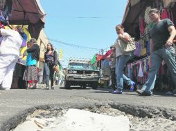 El estado del pavimento es tan malo que cabe preguntarse si no sería mejor terminar de arrancarlo y  quedarnos en terracería. EL INFORMADOR / A. García