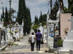 Algunas cruces lucen sin cristos, ya que han sido hurtados por pandilleros que entran al cementerio. EL INFORMADOR / ARCHIVO