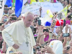 El Papa Francisco a su llegada al Santuario de la Virgen de Caacupé, para celebrar la misa. EFE /
