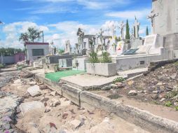 Deterioro. El Cementerio Guadalajara luce descuidado en muchas de sus zonas. EL INFORMADOR / F. Atilano