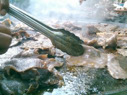 La carne enlimonada, o bañada con agua o jugo de limón, una vez que está seca se fríe a la plancha. NTX / ARCHIVO