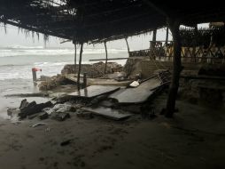 El fuerte oleaje provocó la destrucción de enramadas en las playas San Vicente y Bonfil. NTX / ESPECIAL