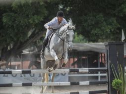 Manuel Ruiz, a lomos de 'Kimera', realiza su recorrido durante la prueba estelar disputada ayer en el Concurso de Invitación 2015. EL INFORMADOR / F. Atilano